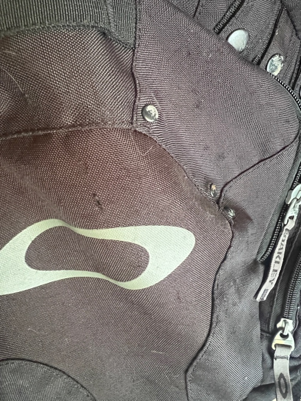 Oakley Black Men's Everyday Backpack with Silver Logo - Picture 8 of 8